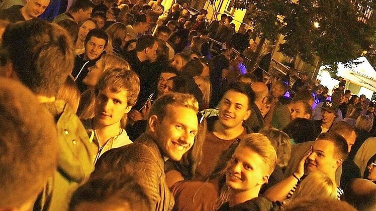 Wenn es nach den Vorstellungen von CSU-Stadtrat Torsten Grampp geht, soll am Freitag und Samstag der Außenausschank in Kulmbach künftig bis 24 Uhr erlaubt sein. Unser Bild entstand beim Altstadtfest 2017.
