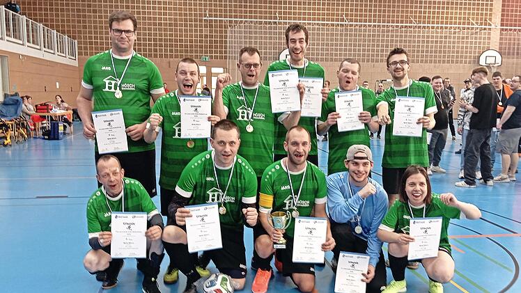 So sehen Sieger aus: Zum dritten Mal in Folge eroberte das Team Wefa Ahorn die Spitze der 1. Liga beim Hallenfu&szlig;ball-Cup.