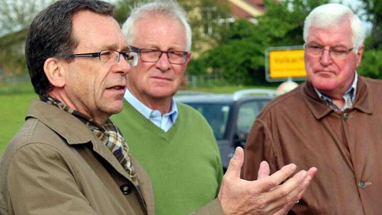 Interessiert lauschen die Stadträte Franz-Josef Zwicker und Peter Haupt (beide FWG) auf dem Wallfahrersammelplatz den Ausführungen von FWF-Betriebsleiter Joachim Rautenberg. Foto: Peter Pfannes