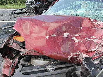 Der Wagen der 58-Jährigen (vorne) wurde beim Zusammenprall total demoliert. Auch der Seat (dahinter) sah im Front- und Seitenbereich verheerend aus. Foto: Marco Meißner