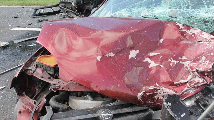 Der Wagen der 58-Jährigen (vorne) wurde beim Zusammenprall total demoliert. Auch der Seat (dahinter) sah im Front- und Seitenbereich verheerend aus. Foto: Marco Meißner