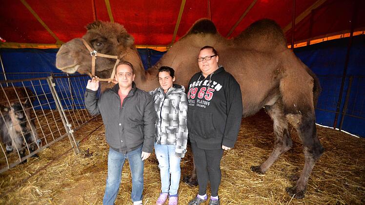 Iwan gehört zur Familie wie Christine Heilig (r.), ihr Mann Charlie Blum und Schwägerin Quaiser. Foto: Ronald Rinklef