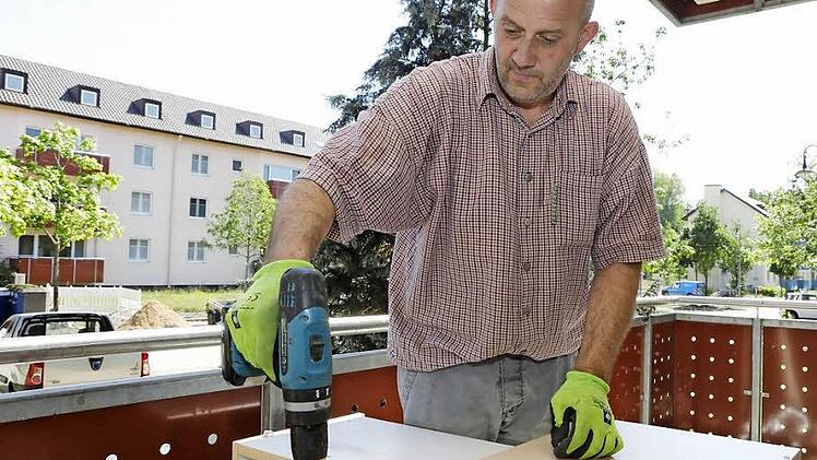 Schreiner Lorenz Schneider wollte eigentlich Urlaub machen. Für den Auftrag der Regierung hat er ihn abgeblasen. Foto; Matthias Hoch