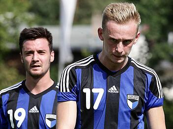 Firat Güngör (li.) und Tim Basener wurden in der 63. Minute ausgewechselt. Alleine waren die beiden Jahn-Spieler sicher nicht für die Klatsche in Haibach verantwortlich.  Foto: sportpress