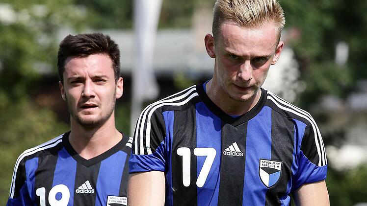 Firat Güngör (li.) und Tim Basener wurden in der 63. Minute ausgewechselt. Alleine waren die beiden Jahn-Spieler sicher nicht für die Klatsche in Haibach verantwortlich.  Foto: sportpress