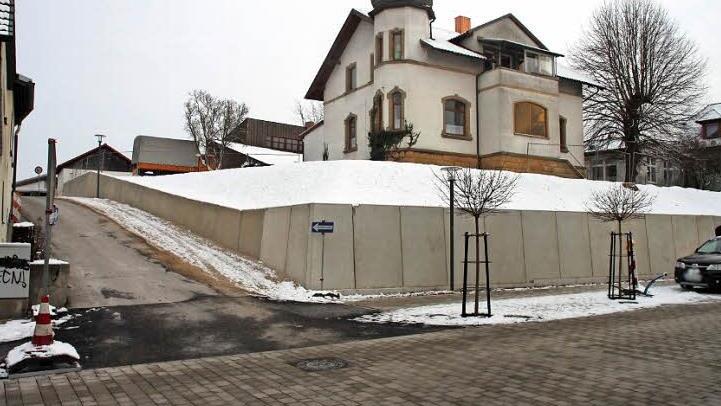 Entlang der St.-Anna-Straße entsteht ein neuer Fußgängerweg. Fotos: Andreas Schmitt