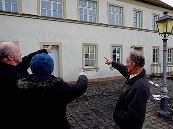 Die Nachbarn interessieren sich für die Sanierung der alten Schule in Wittershausen. Foto: Gerd Schaar