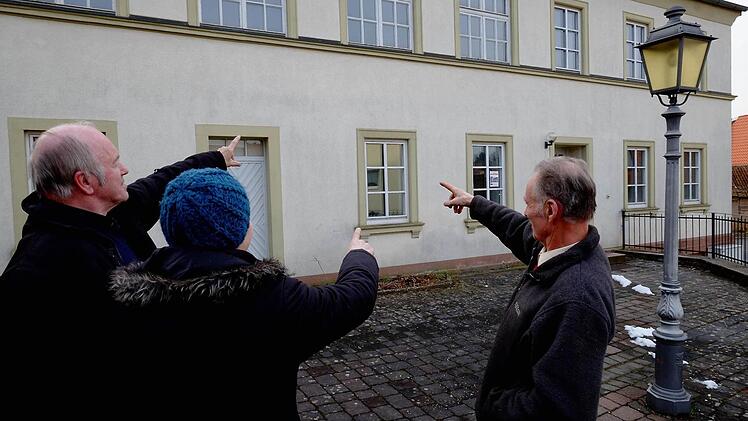 Die Nachbarn interessieren sich für die Sanierung der alten Schule in Wittershausen. Foto: Gerd Schaar