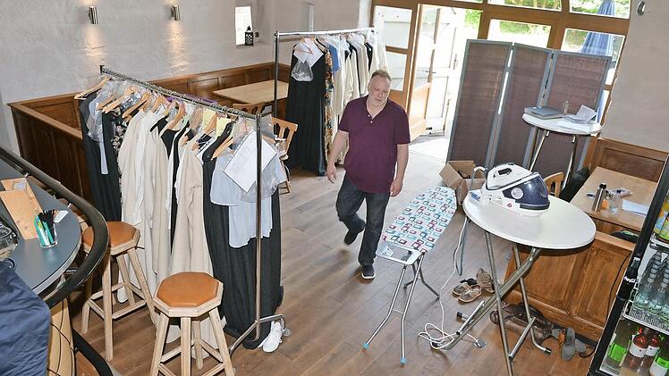 Karlheimz Gries in der zur Filmgarderobe umfunktierten Bar der Remise.