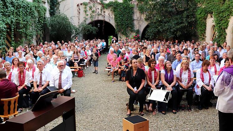 Vorsitzende Bärbel Corazza begrüßt die Gäste im Innenhof des Schlosses. Foto: Johanna Blum