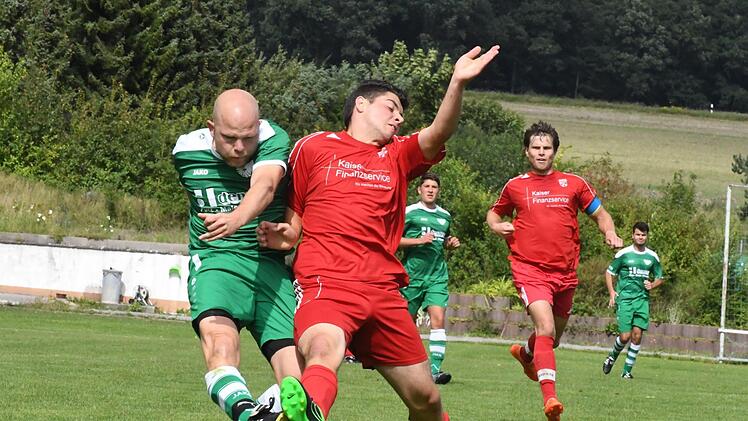 Brachte seine Mannschaft auf Kurs: Weichtungens Spielertrainer Stefan Denner (links), hier bei einer Zweikampf-Karambolage mit Lorenz Keller vom TSV Maßbach. Foto: Hopf