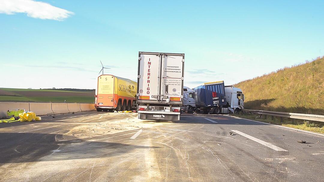 A3 im Kreis Würzburg: Führerhaus bricht nach Massenunfall vom Rest des LKWs ab