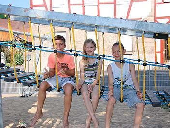Für jede Menge Abwechslung ist auf dem Spielplatz in der Untereschenbacher Ortsmitte in Kombination mit dem Bolzplatz hundert Meter bachabwärts gesorgt. Unsere  Tester sind (von links) David, Elisabeth und Johann. Ralf Ruppert