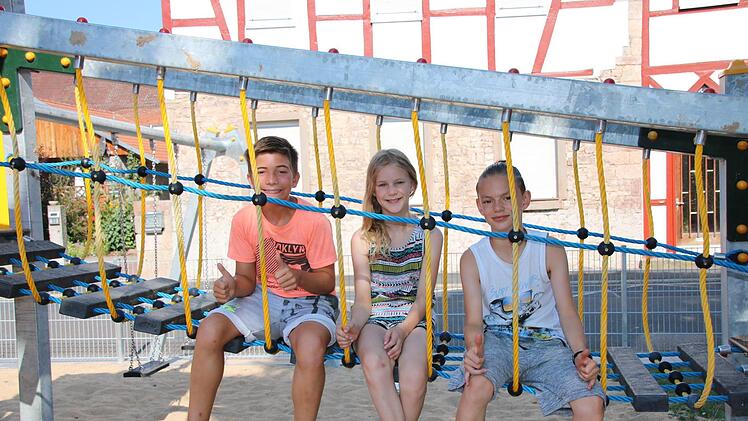 Für jede Menge Abwechslung ist auf dem Spielplatz in der Untereschenbacher Ortsmitte in Kombination mit dem Bolzplatz hundert Meter bachabwärts gesorgt. Unsere  Tester sind (von links) David, Elisabeth und Johann. Ralf Ruppert