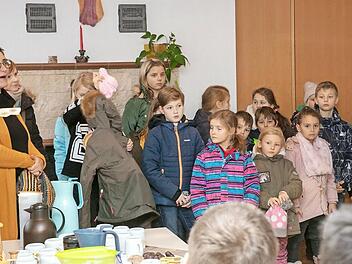 Eine Delegation der Grundschüler aus Lichtenfels stattete den Bewohnern des Lichtenfelser Kinderheims St. Michael einen Besuch ab, um den Kindern und Jugendlichen mit Weihnachtsgeschenken eine Freude zu bereiten. Foto: Klaus Gagel