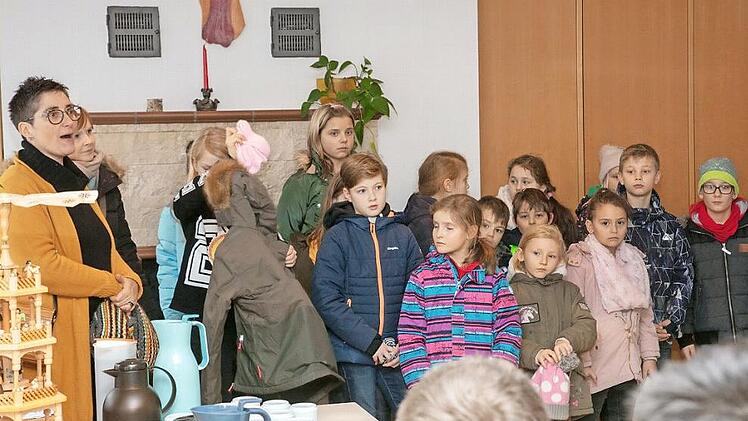 Eine Delegation der Grundschüler aus Lichtenfels stattete den Bewohnern des Lichtenfelser Kinderheims St. Michael einen Besuch ab, um den Kindern und Jugendlichen mit Weihnachtsgeschenken eine Freude zu bereiten. Foto: Klaus Gagel