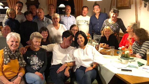 Bei den Klassentreffen sind immer viele ehemalige Sch&uuml;ler und auch die damalige Lehrerin Evelyn Boeb&eacute;-Munkert (l.) dabei.     Foto: privat