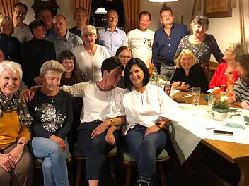 Bei den Klassentreffen sind immer viele ehemalige Sch&uuml;ler und auch die damalige Lehrerin Evelyn Boeb&eacute;-Munkert (l.) dabei.     Foto: privat