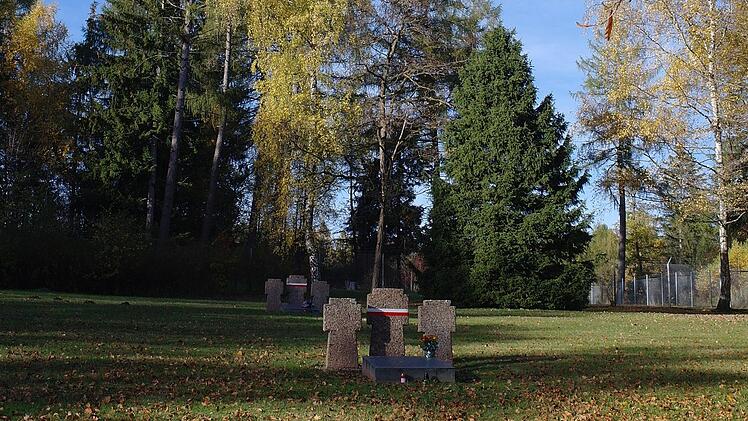 Gedenktafeln erinnern an die 544 gestorbenen Polinnen und Polen aus dem Kriegsgefangenenlager. Foto: Stephanie Elm