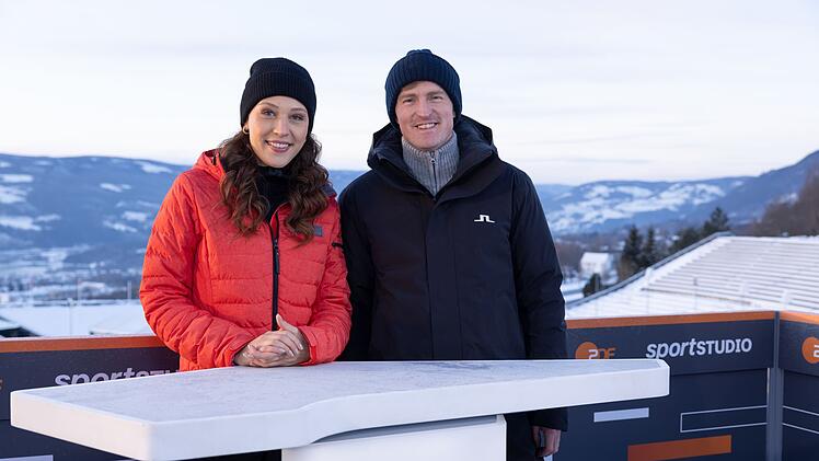 Die ZDF-Moderatorin Lena Kesting berichtet mit dem ehemaligen Skispringer Severin Freund direkt von der olympischen Sprungschanze.
