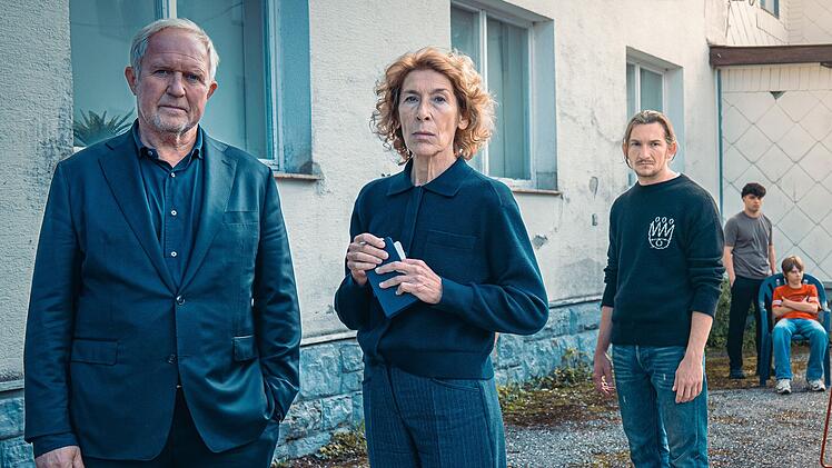 Moritz Eisner (Harald Krassnitzer, links) und Bibi Fellner (Adele Neuhauser) ermitteln im "Tatort: Gegen die Zeit" in einer betreuten Wohneinrichtung f&uuml;r schwierige Jugendliche.