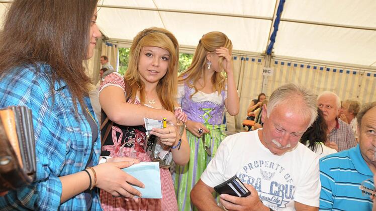 Dier Kerwamadli Susanne (l.) und Daniela (Mitte) verkauften fleißig Lose beim Frühschoppen