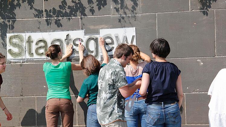 Sieht aus, als ob hier gleich gesprüht werden soll - doch exakt das Gegenteil war der Fall: Um die Mauer nicht zu beschädigen, wurden die einzelnen Worte auf die Mauer "geputzt".  Fotos: privat