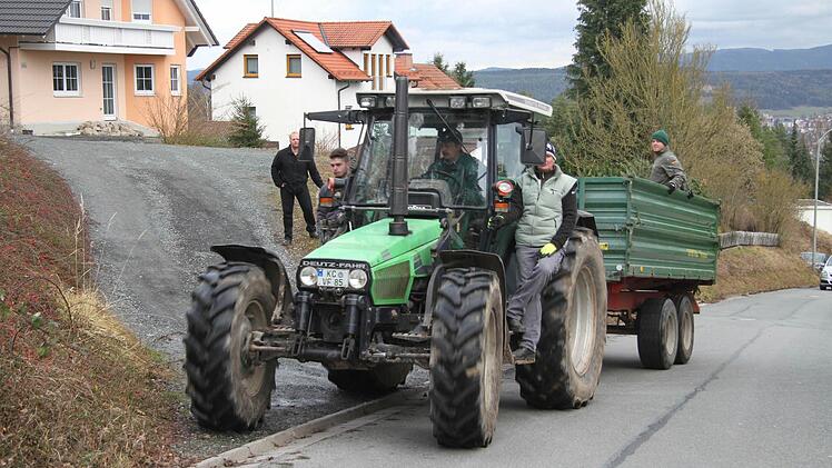 Der FC Gehülz sammelte mit einem großen Schlepper die Christbäume.