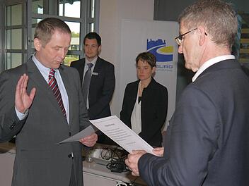 Beide kommen aus Ebersdorf bei Coburg: Der stellvertretende Landrat, Rainer Mattern, und Landrat Michael Busch - hier bei der Vereidigung Matterns. Foto: Berthold Köhler