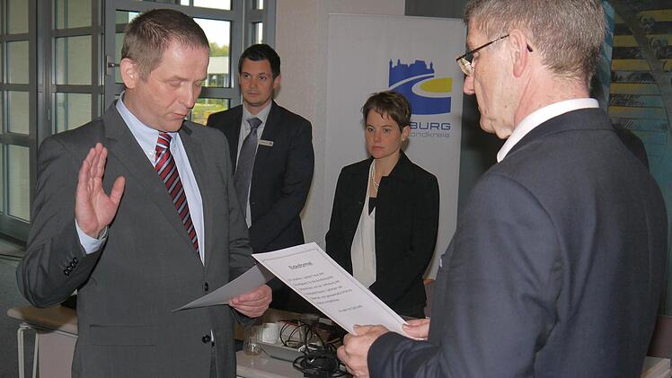 Beide kommen aus Ebersdorf bei Coburg: Der stellvertretende Landrat, Rainer Mattern, und Landrat Michael Busch - hier bei der Vereidigung Matterns. Foto: Berthold Köhler