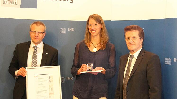 Johanna Wagner mit IHK-Hauptgeschäftsführer Sigmar Schnabel (links) und IHK-Präsident Friedrich Herdan.