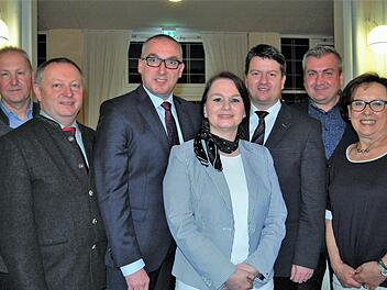 Der Bad Bockleter Bürgermeister-Kandidat Andreas Sandwall (CSU, Dritter von links) präsentiert sich mit seinen Unterstützern der CSU: (von links) Bundeswahlkreisgeschäftsführer Detlef Heim, Landrat und stellvertretender Kreisvorsitzender Thomas Bold, Ortsvorsitzende Marion Albert, Landtagsabgeordneter und Kreisvorsitzender Sandro Kirchner, stellvertretender Ortsvorsitzender Kay Zeiger und Bezirksrätin Karin Renner. Foto: Sigismund von Dobschütz