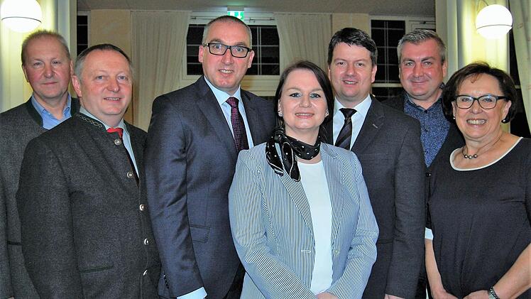 Der Bad Bockleter Bürgermeister-Kandidat Andreas Sandwall (CSU, Dritter von links) präsentiert sich mit seinen Unterstützern der CSU: (von links) Bundeswahlkreisgeschäftsführer Detlef Heim, Landrat und stellvertretender Kreisvorsitzender Thomas Bold, Ortsvorsitzende Marion Albert, Landtagsabgeordneter und Kreisvorsitzender Sandro Kirchner, stellvertretender Ortsvorsitzender Kay Zeiger und Bezirksrätin Karin Renner. Foto: Sigismund von Dobschütz