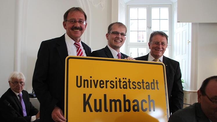 Überraschungsgeschenk: Stefan Schaffranek und Ralf Hartnack (von links) überreichten OB Henry Schramm das erste Ortsschild "Universitätsstadt Kulmbach". Foto: Dagmar Besand