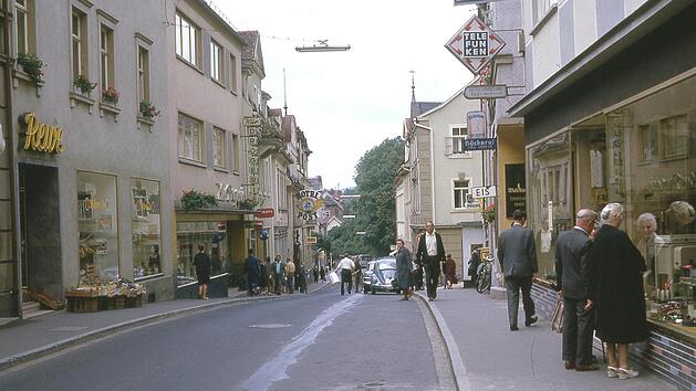 Damals noch keine Fu&szlig;g&auml;ngerzone: Die Ludwigstra&szlig;e im Jahr 1963 mit einem Rewe-Markt und dem Hotel Post; Foto: Otto Grossmann/Inge Grossmann, geborene H&ouml;ttinger