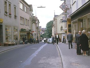 Damals noch keine Fußgängerzone: Die Ludwigstraße im Jahr 1963 mit einem Rewe-Markt und dem Hotel Post; Foto: Otto Grossmann/Inge Grossmann, geborene Höttinger