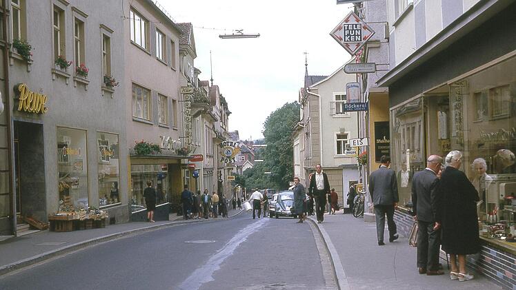 Damals noch keine Fußgängerzone: Die Ludwigstraße im Jahr 1963 mit einem Rewe-Markt und dem Hotel Post; Foto: Otto Grossmann/Inge Grossmann, geborene Höttinger