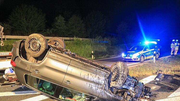Zwei Hunde sind bei einem schweren Unfall auf der B 173 in Panik geflohen. Ihr Frauchen, die Fahrerin des verunfallten Autos, wurde verletzt. Foto: NEWS5 / Merzbach