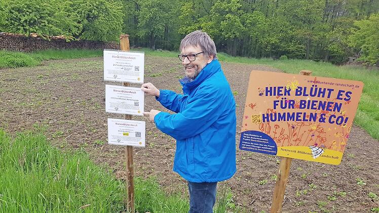 Mit seiner Blühwiese am Ortsrand von Altenstein will der Imker Rainer Brandenstein ein Beispiel setzen.  Foto: Eckehard Kiesewetter