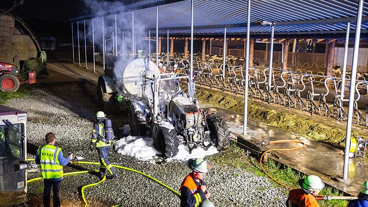Auf einem Bauernhof in Unterfranken geriet am Montagabend ein Traktor in Brand. Foto: René Ruprecht
