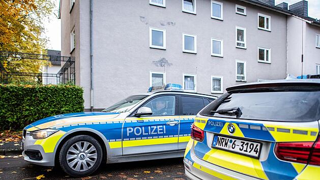 Polizeifahrzeuge stehen vor dem Mehrfamilienhaus, wo am Mittwochabend eine 15-J&auml;hrige ihren dreij&auml;hrigen Halbbruder in Detmold mit einem Messer get&ouml;tet haben soll. Foto: Guido Kirchner/dpa