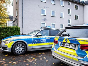 Polizeifahrzeuge stehen vor dem Mehrfamilienhaus, wo am Mittwochabend eine 15-Jährige ihren dreijährigen Halbbruder in Detmold mit einem Messer getötet haben soll. Foto: Guido Kirchner/dpa