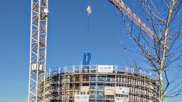 Die Einzelelemente f&uuml;r die Glasfassade am Globe werden montiert.Foto: Jochen Berger