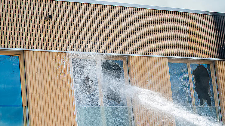 Nürnberger Kita brennt weiterhin: Feuerwehr kündigt drastische Maßnahme an - "kommen da nicht ran"