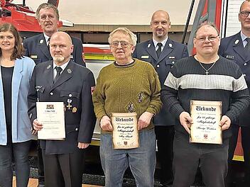 Unser Bild zeigt (von links): Bürgermeister Peter Ebertsch, Marie-Therese Wunder-Barnickel, Kreisbrandinspektor Harald Schnappauf, Oliver Stauch, Max Stauch, stellvertretender Kommandant Peter Borchert, Heintje Wicklein, Kommandant Christian Wick ...