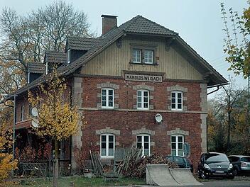 Die Gemeinde Maroldsweisach möchte gern das Bahnhofsgebäude (unser Bild) an das geplante Nahwärmenetz anschließen. Weiterhin ist auch an einen Anschluss des Bauhofs gedacht.  Fotos: Gerhard Schmidt