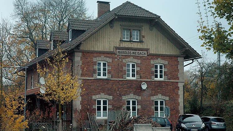 Die Gemeinde Maroldsweisach möchte gern das Bahnhofsgebäude (unser Bild) an das geplante Nahwärmenetz anschließen. Weiterhin ist auch an einen Anschluss des Bauhofs gedacht.  Fotos: Gerhard Schmidt
