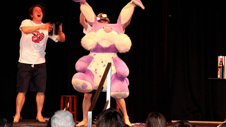 Die zwei Verrückten Manolo und Michael: Auch der Hase hat ein Ei gelegt.