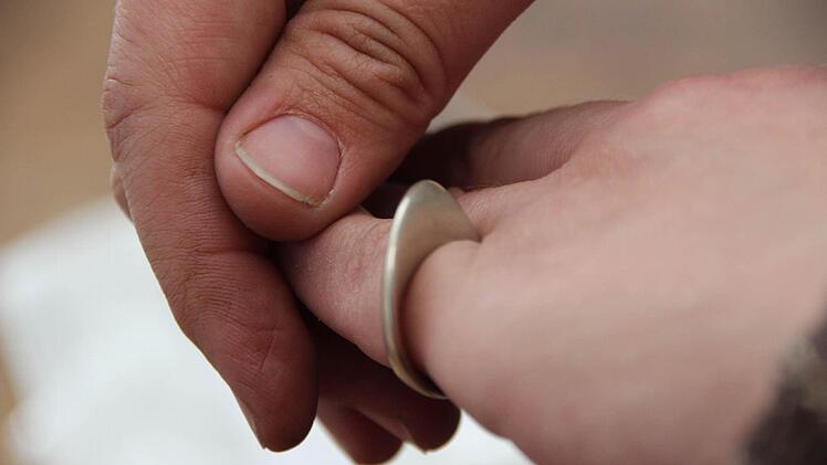 Der Möbiusring am Finger besticht mit einer ganz besonderen Form.