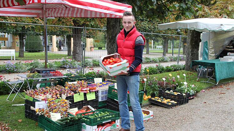 Auch Obst und Gemüse dürfen beim Gartenfest nicht fehlen. Florian Hanke verkauft an seinem Stand unter anderem Tomaten. Foto: Sebastian Vogt